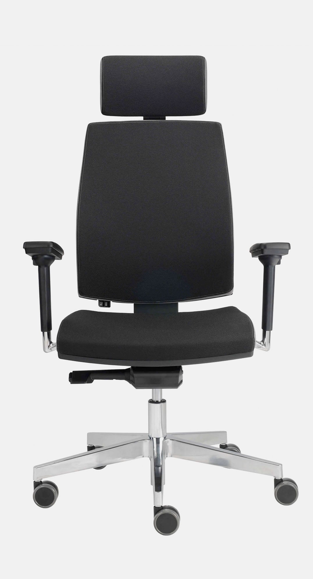 Schwarzer Bürostuhl mit gepolsterter Rückenlehne und Sitzfläche inklusive Armlehnen und Kopfstütze