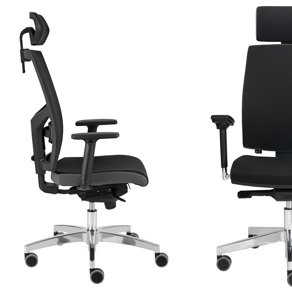 Seitliche und frontale Ansicht eines schwarzen Bürostuhls mit Kopfstütze, Armlehnen und verchromtem Fünf-Fuß