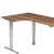 Ausschnitt eines Sitz-Steh-Eck-Schreibtisches mit hellen Metall-Beinen und Nussbaumdekor für die Platte