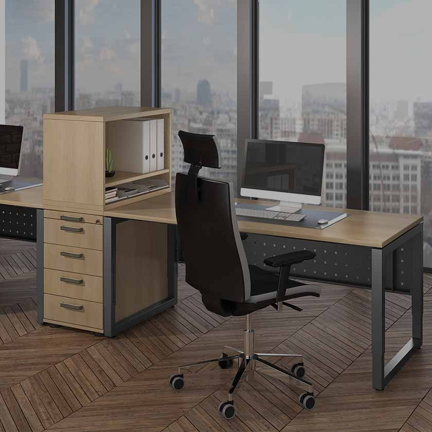 Blick auf einen modernen Arbeitsplatz, der einen Container als Ordnungssystem unter dem Tisch hat und einen Tischcontainer auf dem Tisch