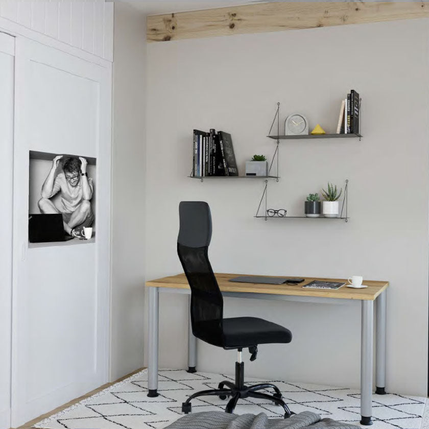 Blick auf einen Homeoffice-Arbeitsplatz in einer Raumecke mit schlichtem Schreibtisch und Bürostuhl