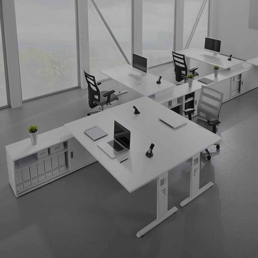 Blick in ein Großraumbüro mit heller, schlichter und ordentlicher Einrichtung in Form von identischen Bürostühlen, Tischen und Regalen
