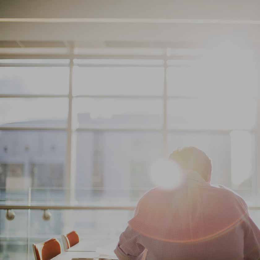 Blick durch ein Sonnendurchflutetes Büro gegen das Sonnenlicht mit typischen Reflexionen des Lichts gegen die Kameralinse