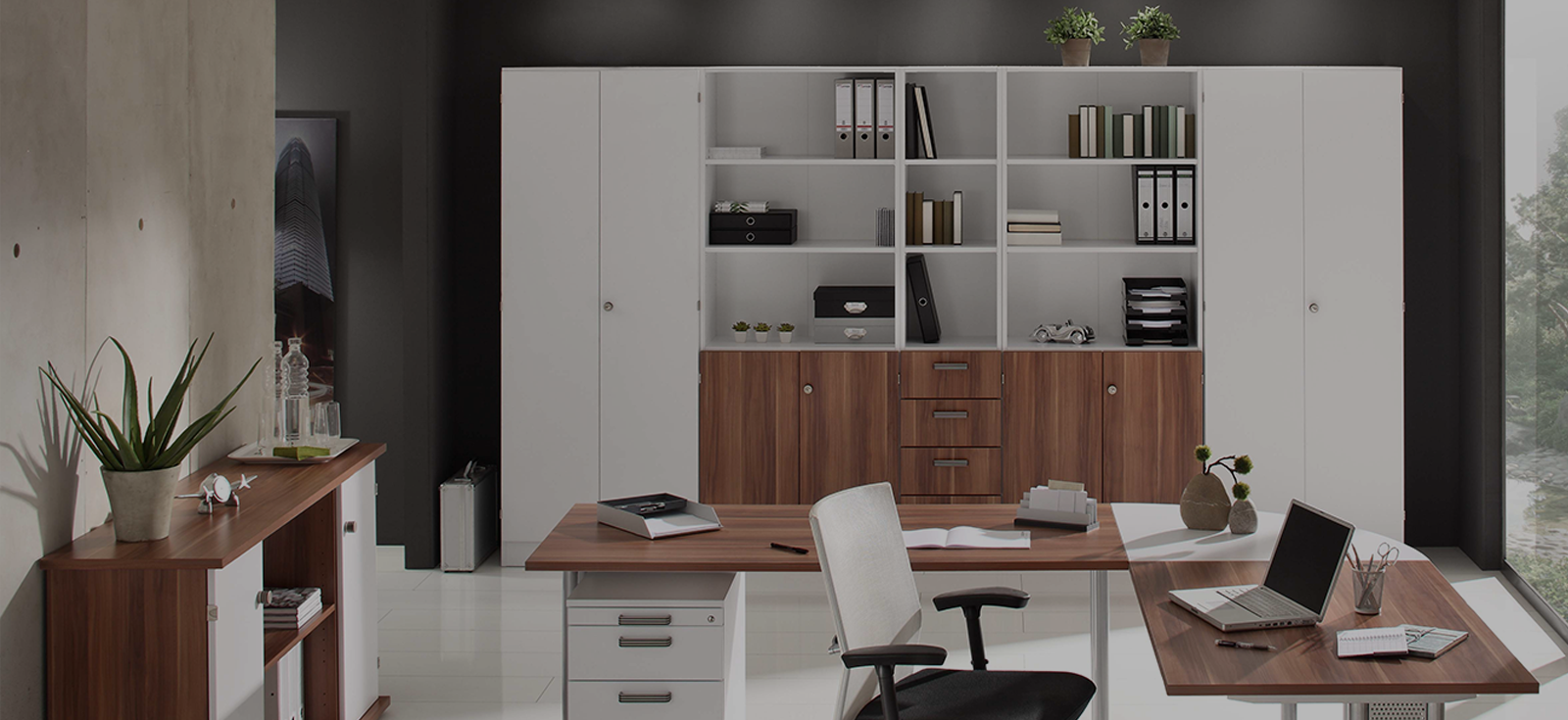 Professionelles Büro in Nussbaumdekor, schwarz und weiß