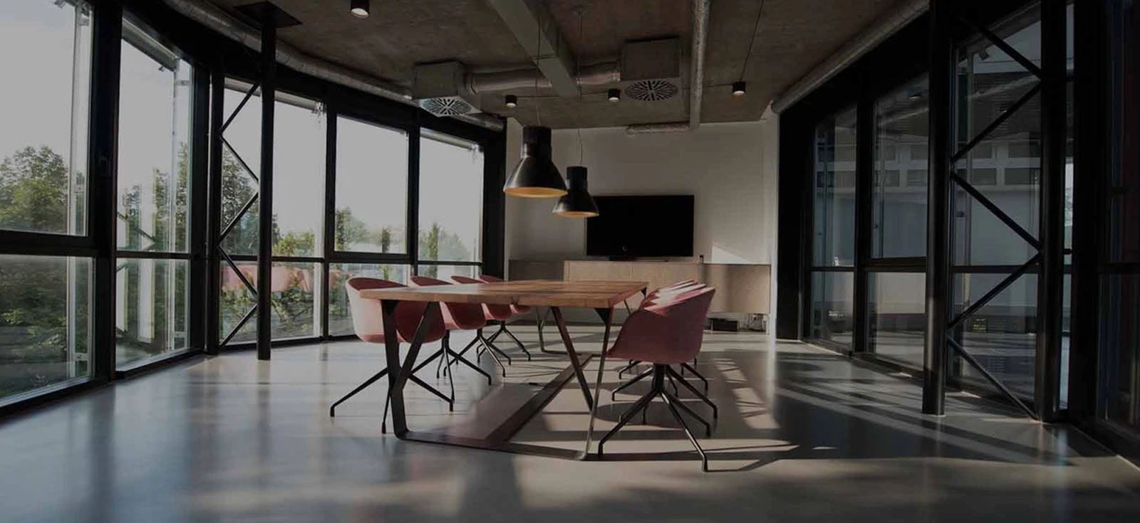 Blick in einen professionellen Besprechungsraum im modernen Industrial-Look