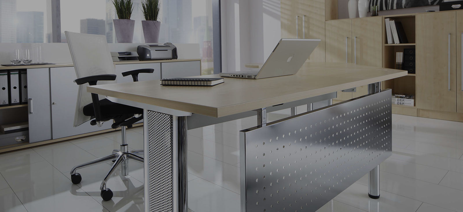 Helles Büro mit professioneller Einrichtung in weiß, Ahorndekor und gebürstetem Edelstahl