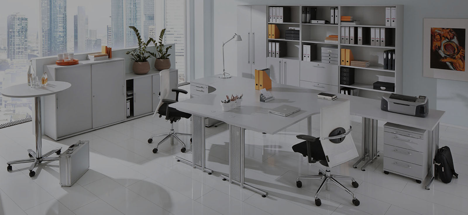 Helles Büro mit professioneller Einrichtung in weiß, Chrom und gebürstetem Edelstahl