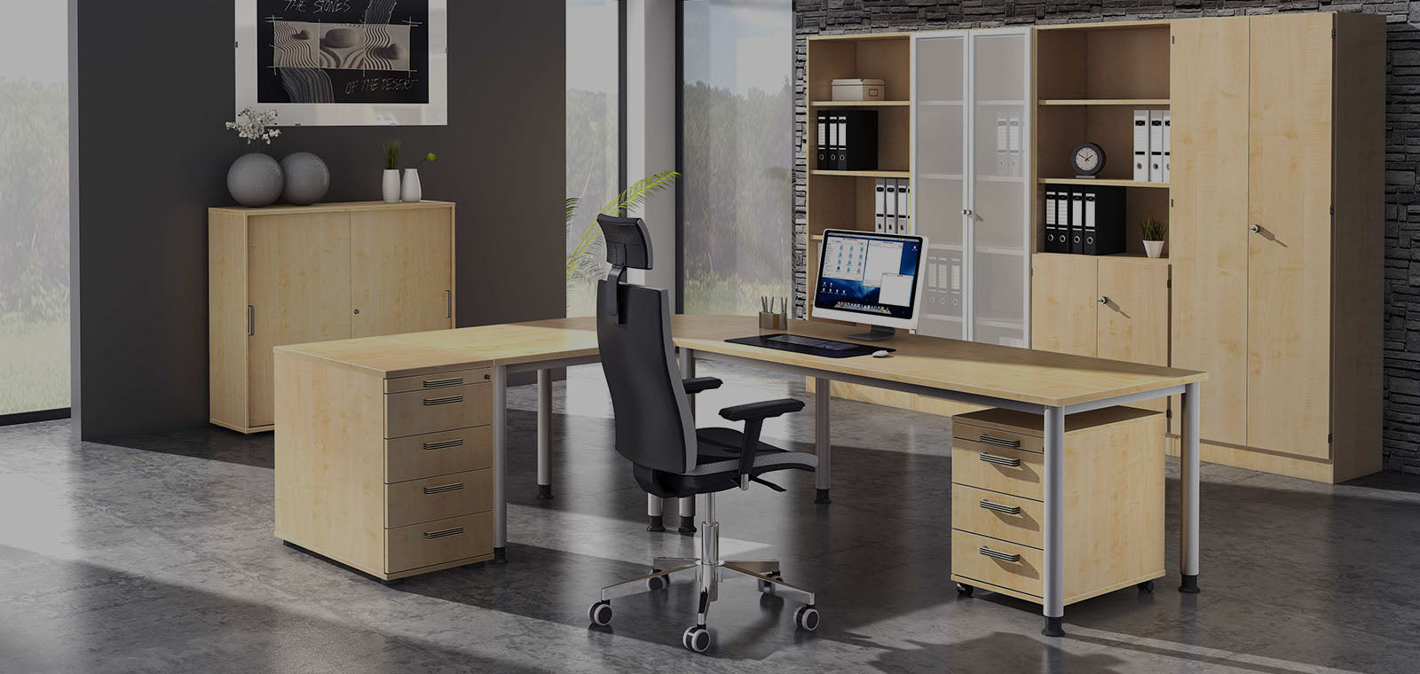 Helles Büro mit professioneller Einrichtung in schwarz, Ahorndekor und gebürstetem Edelstahl