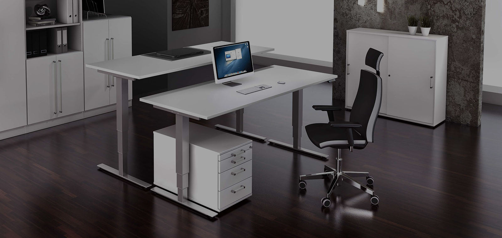 Modernes Büro mit professioneller Einrichtung in weiß, schwarz und gebürstetem Edelstahl