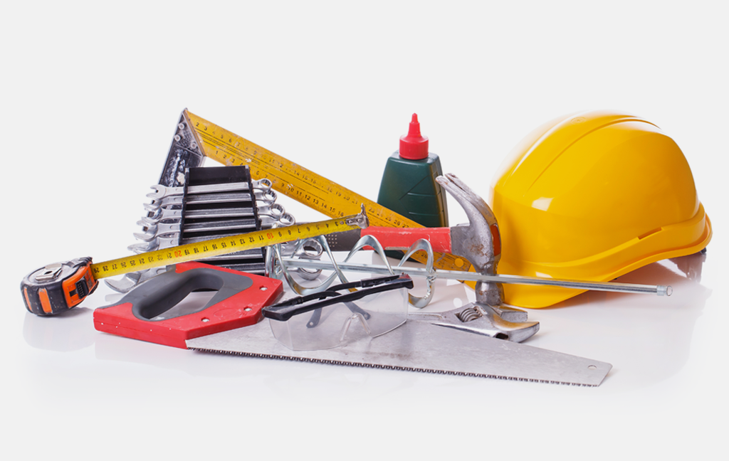 Zusammenstellung von Werkzeugen und Utensilien für Bauarbeiten, wie eine Fuchsschwanzsäge oder ein gelber Baustellenhelm