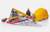 Zusammenstellung von Werkzeugen und Utensilien für Bauarbeiten, wie eine Fuchsschwanzsäge oder ein gelber Baustellenhelm