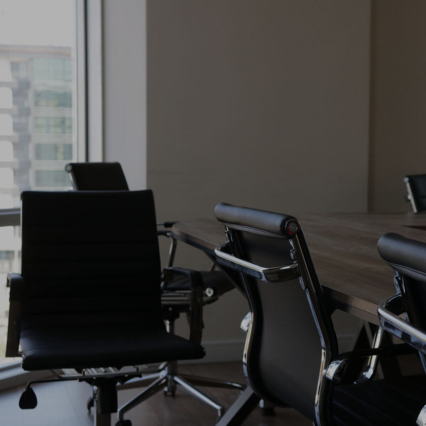 Blick in einen modernen Besprechungsraum mit Blick auf elegante Bürostühle