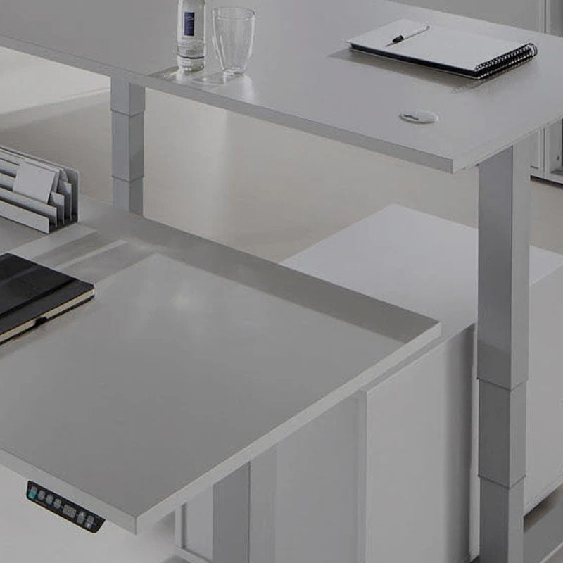 Ausschnitt eines doppel-Arbeitsplatzes an dem sich zwei Tische gegenüberstehen und auf diesen Büroutensilien zu sehen sind